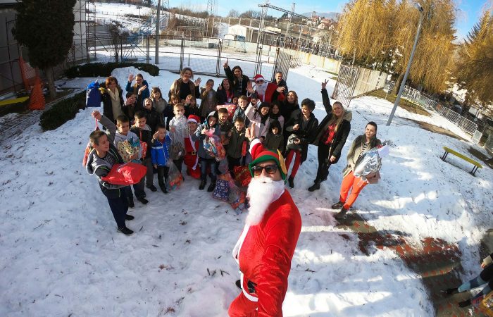 31 children from Prozor - Rama county, with gifts.