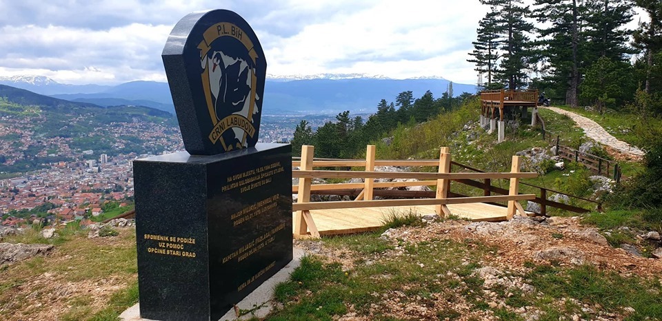 Memorial to Bosnian Army soldiers at Špicasta Stijena